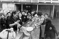 Drancy, Franciaország, 1942.12.03, zsidók ruhát mosnak a táborban