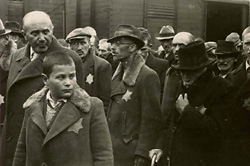 Auschwitz, Lengyelország, sárga csillagos zsidók a táborba való megérkezésükkor