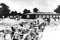 Auschwitz, Lengyelország, rabok végeznek építési munkálatot a főtáboron kívül