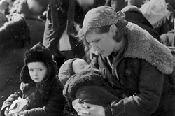 Lubny, Ukrajna, egy zsidó anya a gyermekeivel ül kivégzésük előtt