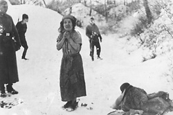 Belzec, Lengyelország, 1942 tele, egy nő áll a hóban kivégzése előtt
