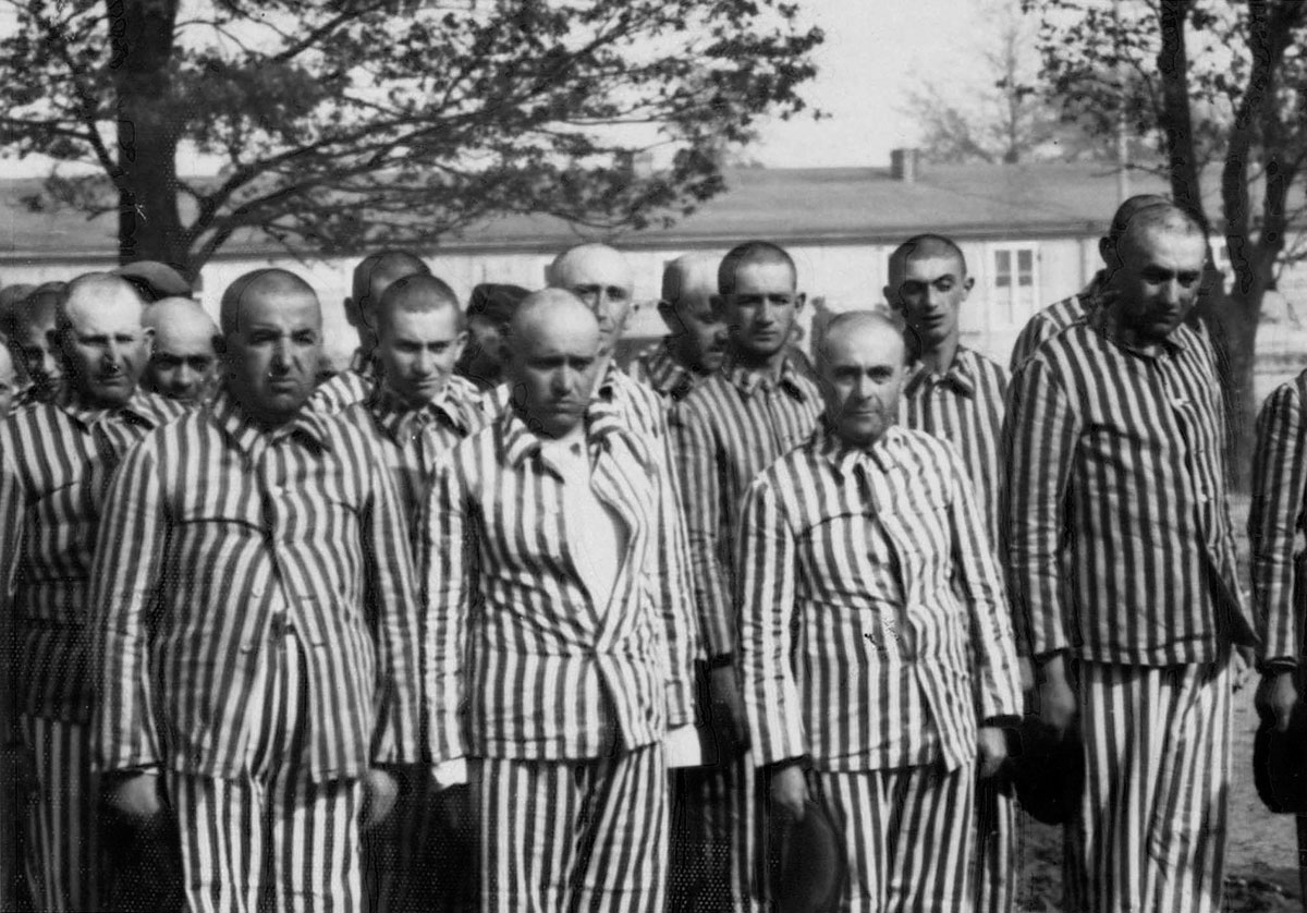 Jüdische Männer in gestreifter Häftlingkleidung