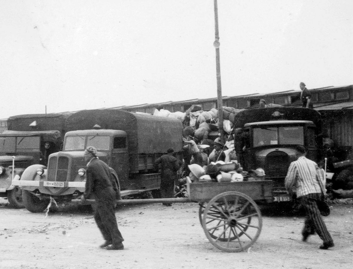 Trucks arrive in front of the "Kanada" barracks with new confiscated items