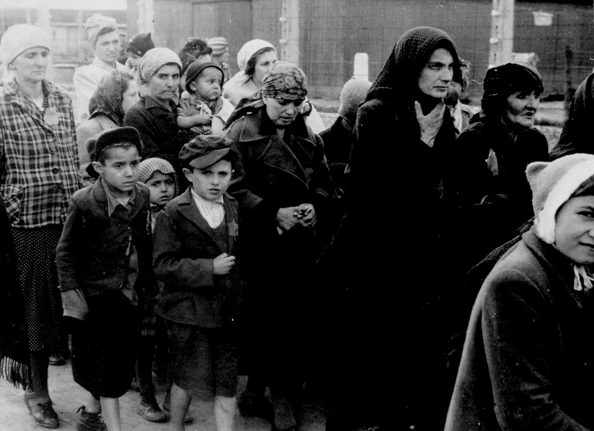 Узники-евреи - женщины и дети - идут к газовым камерам