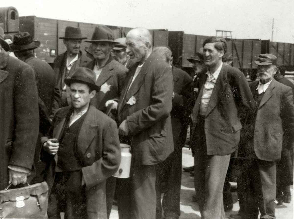 Juifs sur le quai avant la sélection