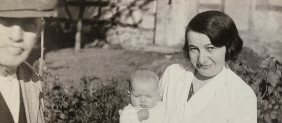 Lore mit ihrer Mutter Käthchen und ihrem Großvater Daniel Stern in Zimmersrode, 1937.