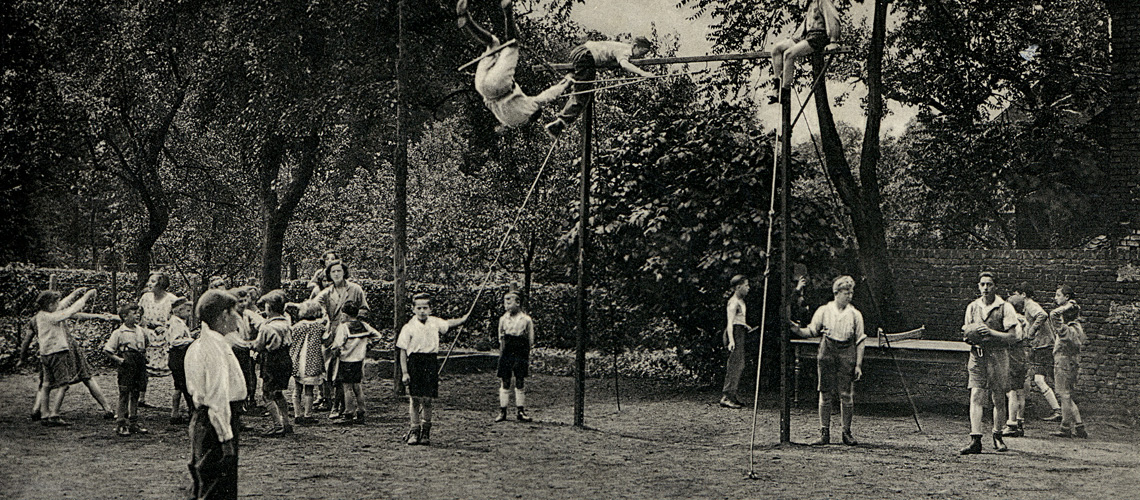 Kinder beim Spiel im Hinterhof des Waisenhauses Dinslaken, 1932-1938