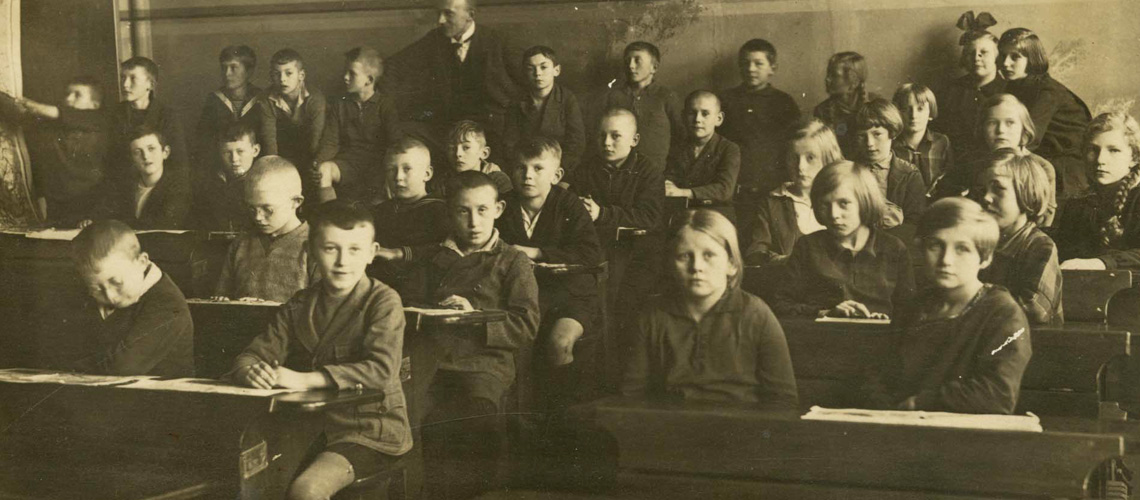Die Grundschule in Diepholz, 1930. Heinz Roberg ist der Zweite v. links, erste Reihe