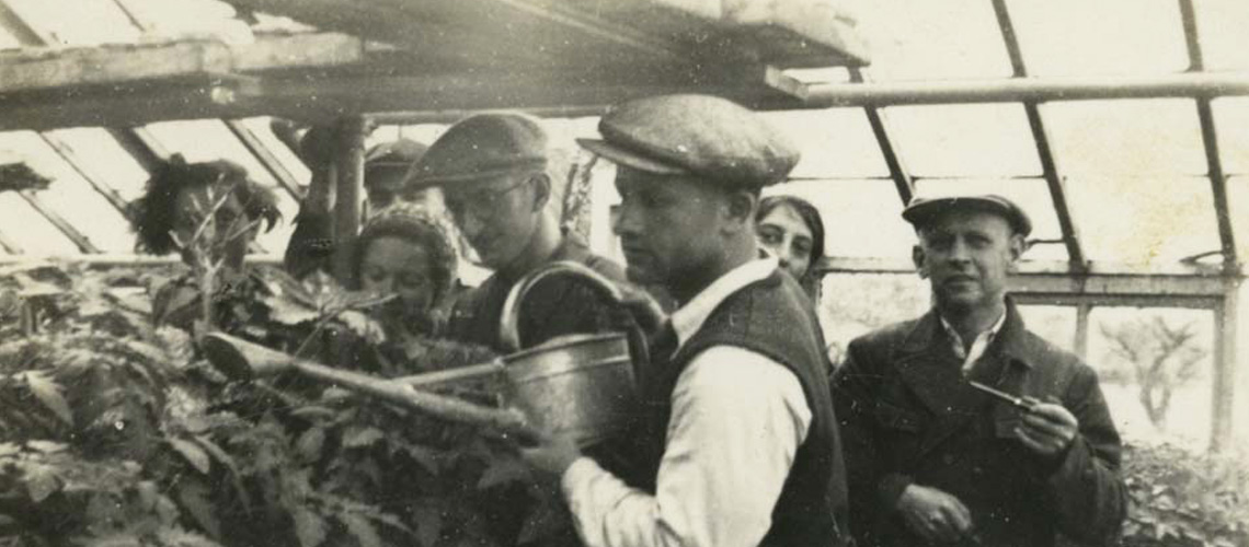 Heinz Roberg (Mitte) bei der Hachschara (landwirtschaftliches Ausbildungslager), 1939.
Heinz wurde im Holocaust ermordet