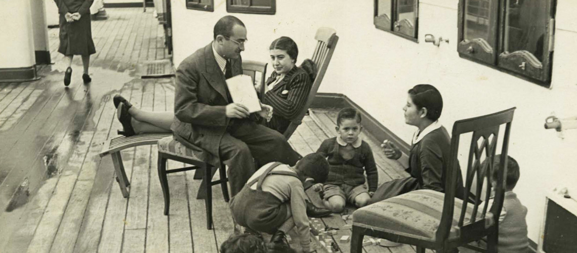 בני משפחת כהן על סיפונה של האנייה קאפ ארקונה (Cap Arcona) בדרכם מגרמניה לאורוגוואי, סוף נובמבר 1938