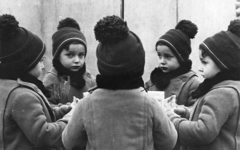 Художественная фотография - отражения Залмана Левинсона в зеркале. Рига, 1937
