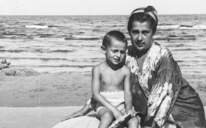 Frieda Levinson y su hijo Zalman en la playa, Riga, 1937