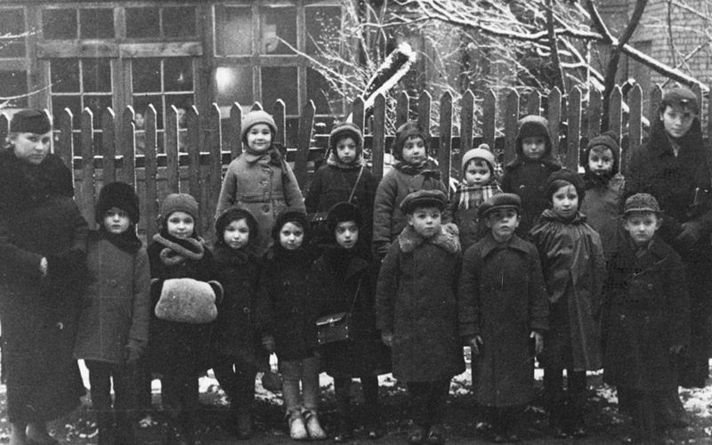 Zalman Levinson (top row, second from right) with his kindergarten class, Riga, prewar
