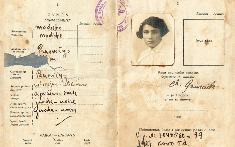 דרכונה של חוה גרין אתו עלתה מליטא לארץ ישראל ב-1933 והדף עם חותמת הכניסה של המנדט הבריטי