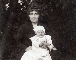 Béla Stollár con su madre, 1918