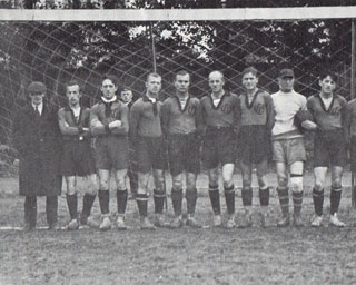 קבוצת הכדורגל לפל"ס וילנה, 1923. שני משמאל - דניאליוס זילביציוס.