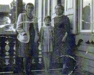 From left to right: Ona Žilevičienė, Genia Rudnik (the survivor) and Adolfina Žilevičienė. Vilna, 1943