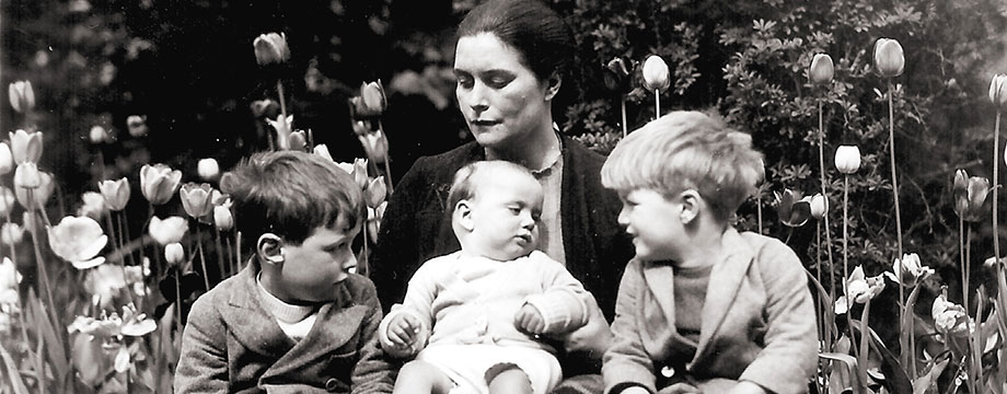 Sofka con sus hijos Peter, Ian y Patrick, 1939. Cookham Dean, 1939