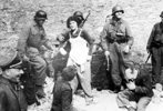 פלסים (sappers) של הצבא הגרמני, אשר הופקדו על פיצוח בונקרים, עם יהודים שהוציאו מבונקר תת-קרקעי, כנראה ב-8 במאי 1943