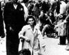 Львов, Украина, 30/06-03/07/1941. Украинские погромщики издеваются над еврейскими женщинами.
